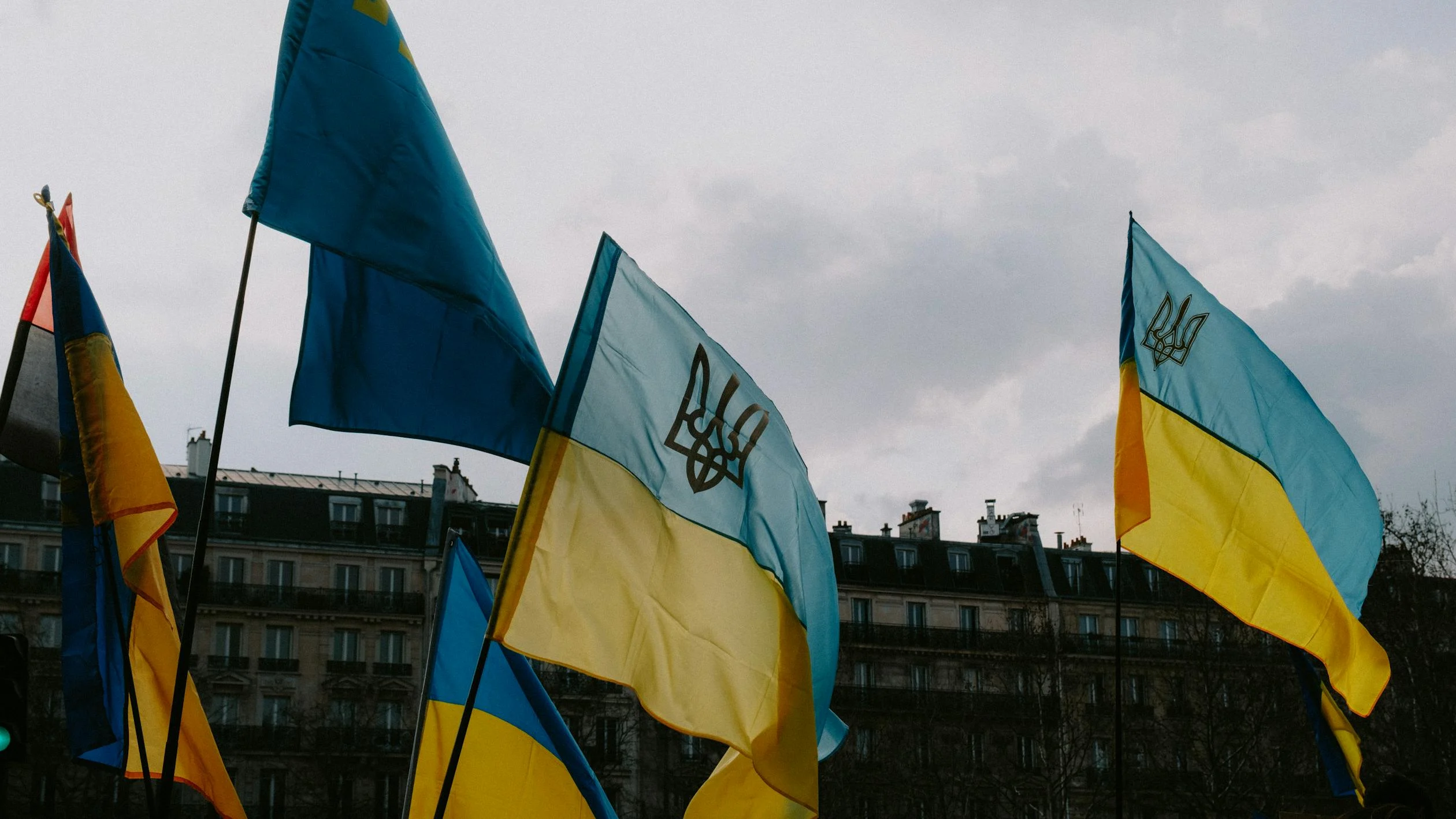 The Feasibility of Transitioning from Starlink to Eutelsat in Ukraine